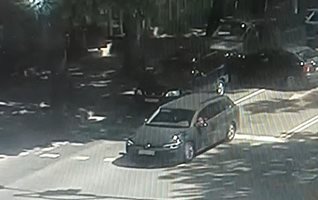 Водач помля 2 коли при обратен завой в центъра на Пловдив