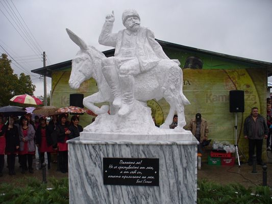 Паметникът на бай Ганьо в казанлъшкото село Енина  е изработен от 3 тона мрамор, донесен от Гърция.