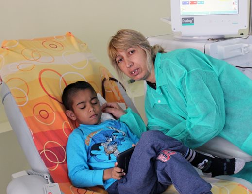 9-годишният Байрям и баба му Селима на последната хемодиализа преди заминаването за Германия
