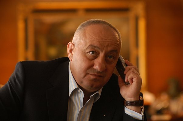 Георги Гергов в кабинета си в ЦУМ, където е събрал на среща главния прокурор и Сашо Дончев.