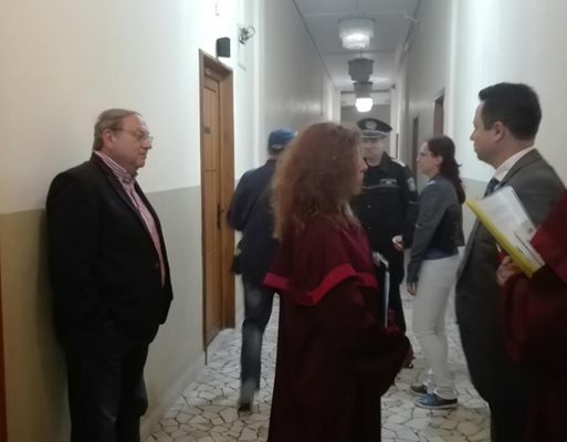 Адвокат Благой Потеров  /в ляво/ поиска Живко спешно да бъде лекуван в затворническа болница.