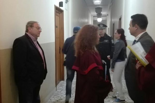 Адвокат Благой Потеров  /в ляво/ поиска Живко спешно да бъде лекуван в затворническа болница.