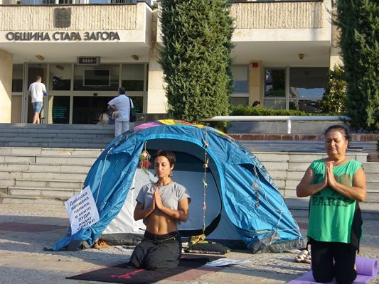 Някои от защитниците на парк "Бедечка" се разкършиха тази сутрин с йога, след като прекараха нощта в палатковия лагер пред общината в Стара Загора.