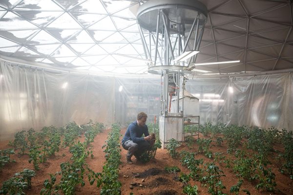 Идеята за земеделие на Марс досега бе само в сферата на фантастиката. Главният герой във филма “Марсианецът” на Ридли Скот е изоставен на Марс, където отглежда картофи, за да оцелее.