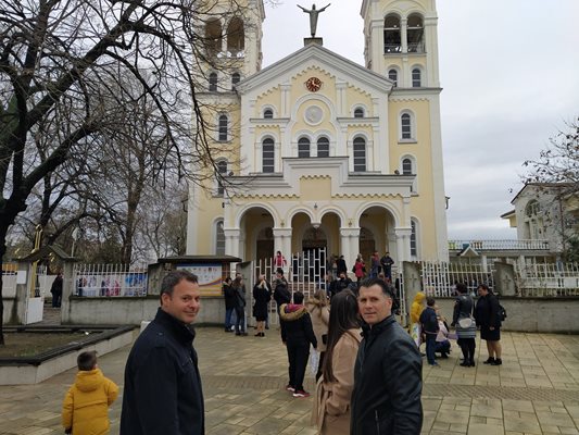 След празничната литургия католиците от Раковски се отправиха към урните.