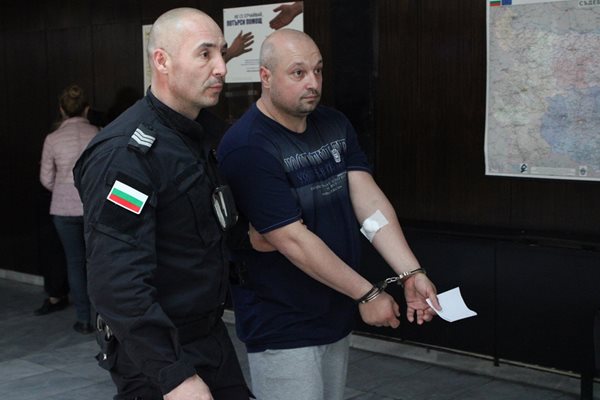 Атанас Коцев бе доведен под полицейски конвой в съда за определяне на мярката за задържането му.