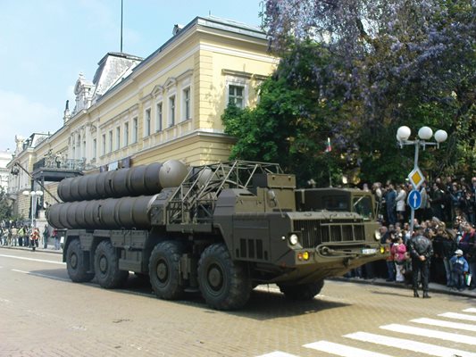 Ракетна установка С-300 на военен парад в София.
