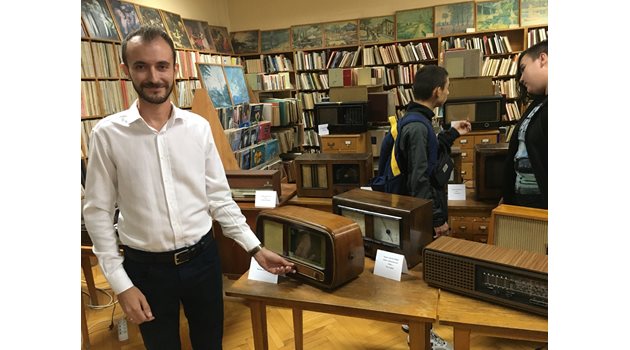 Ибрахим е библиотекар и съчетава влечението си към книгите с това към старите радиоприемници.