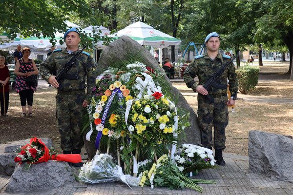 Паметникът, на който ще бъде церемонията.