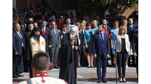 На официална церемония пред църквата „Св. София” бе отслужен тържествен водосвет от епископ Герасим в присъствието на Негово светейшество Патриарх Неофит.