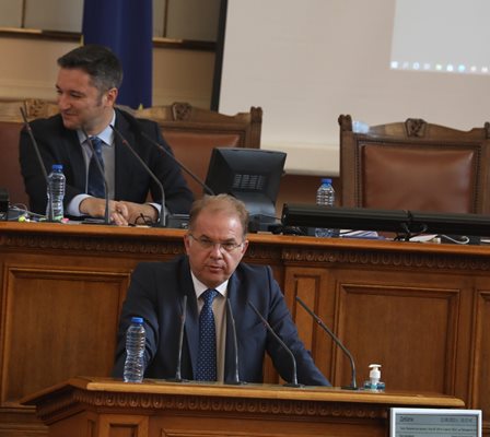 Депутатът от ГЕРБ Радомир Чолаков от трибуната в парламента