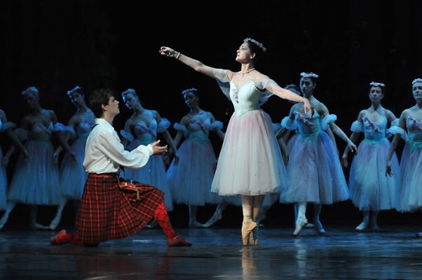 Последното излизане на Маша Илиева на сцената като балерина - “Силфида”. В кадъра е и Никола Хаджитанев.