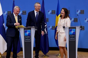 НАТО подписа протоколите за приемане на Швеция и Финландия