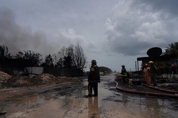 Продължава борбата с пожара в петролна база в Куба. СНИМКА: РОЙТЕРС