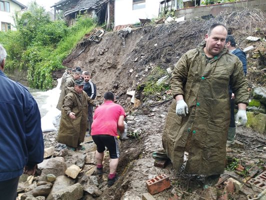 Военнослужещи помагат на бедстващите при наводнението в Берковица Снимка: Министерство на отбраната