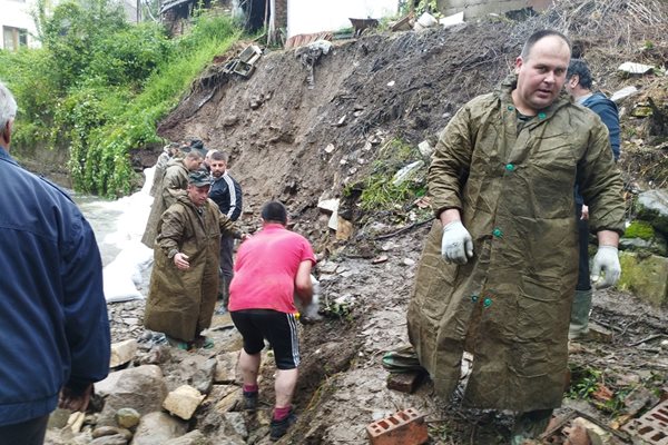 Военнослужещи помагат на бедстващите при наводнението в Берковица Снимка: Министерство на отбраната