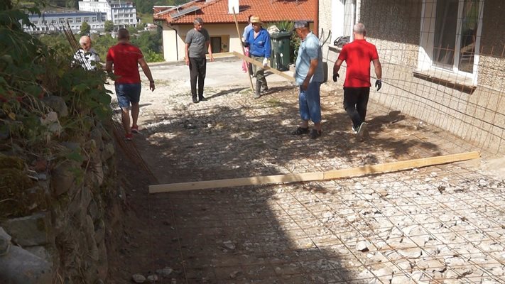 В ремонта са се включили почти всички, които живеят на ул. Цар Калоян