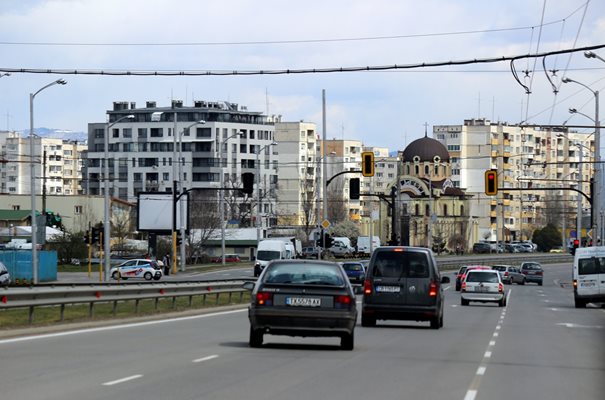 Булевард “Владимир Вазов” е основната пътна артерия на кварталите “Хаджи Димитър” и близкият “Левски”.

СНИМКА:
РУМЯНА ТОНЕВА