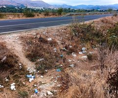 По цялото трасе към границата е осеяно с отпадъци в канавките. Снимки: Групата Маказа - Актуална информация.
