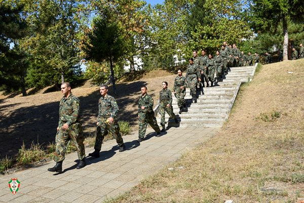 Първокурсниците от НВУ „В. Левски" и приетите за срочна служба положиха военна клетва Снимка: НВУ "Васил Левски"