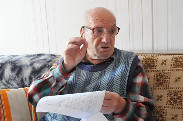 82-годишният Кольо Тонев от Айтос разказва за старанието си да подреди в таблица цените на тока. СНИМКА: ЛИНА ГЛАВИНОВА