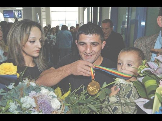 На снимката с медала Гриша още е бебе.
СНИМКИ: ПИЕР ПЕТРОВ И АРХИВ