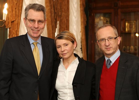 Юлия Тимошенко се срещна в неделя в Киев с посланиците на САЩ Джефри Пайет (вляво)  и на ЕС Ян Томбински.