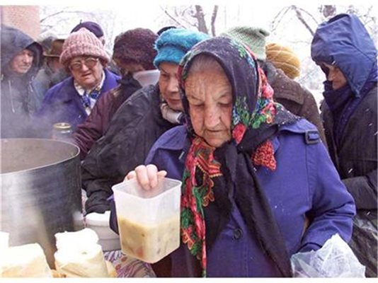 Български пенсионери се редят на опашка за безплатна храна, раздавана от благотворителна организация. СНИМКА: РОЙТЕРС 
