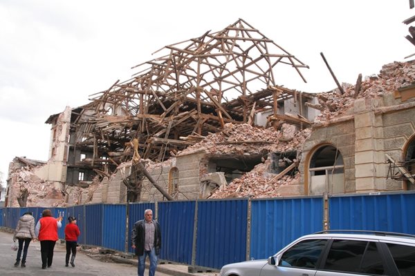 Сградата продължава да стои полуразрушена.