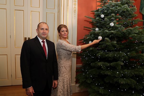 Президентът и съпругата му в резиденцията на британския премиер
Снимка: NEVENA Couture