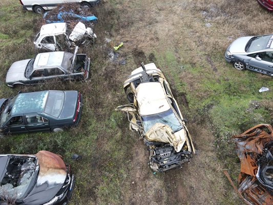 Потрошеното след удара в дървото и бетонната ограда волво /автомобилът в средата/, прибрано в полицията.