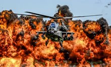 Хеликоптер  "Апачи" прелита пред огнена стена по време на изложение в  Южна Каролина, САЩ