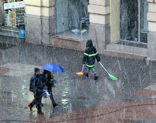 Сняг на парцали се сипе в Пловдив. Снимки: Евгени Цветков