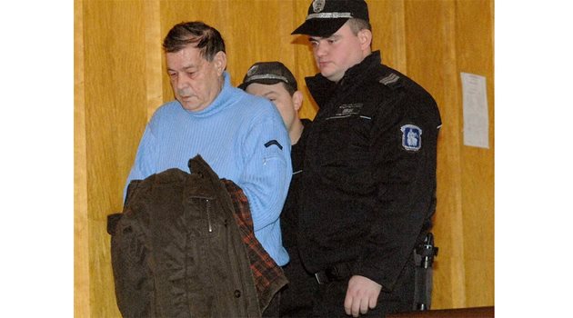 ДЕЛО: Феим Чаушев се явява в съда, който го остави в ареста.