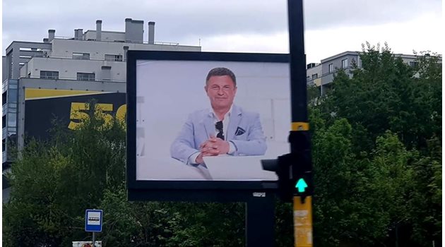 Билбордове с лика на Милен Цветков се появиха на няколко кръстовища в София в кампания срещу войната по пътищата.

СНИМКА: ЗАБЕЛЯЗАНО В СОФИЯ