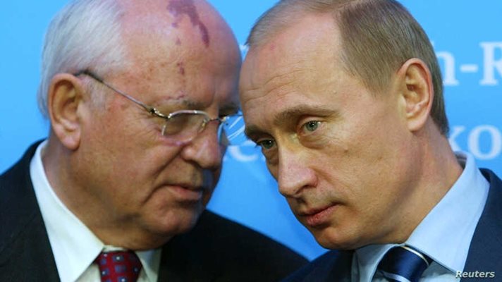 Михаил Горбачов (вляво) и Владимор Путин Снимка: Ройтерс
