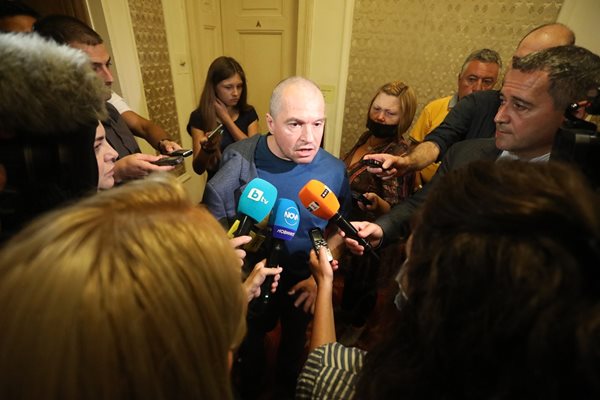 Председателят на депутатите от ИТН Тошко Йорданов, обграден от журналисти в кулоарите.