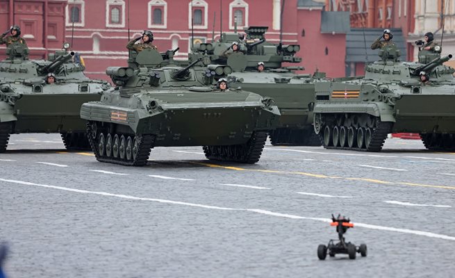 Руски военнослужещи управляват бойна машина на пехотата.