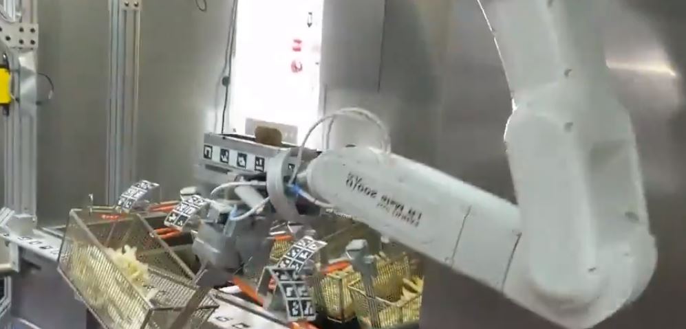 Вижте как робот пържи картофи в ресторант за бързо хранене (Видео)