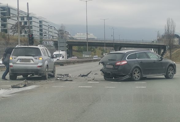 Инцидентът е станал преди минути на светофара за кв. "Младост" СНИМКА: Фейсбук/Катастрофи в София