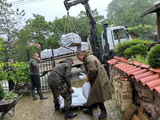 Военнослужещи помагат на бедстващите при наводнението в Берковица Снимка: Министерство на отбраната