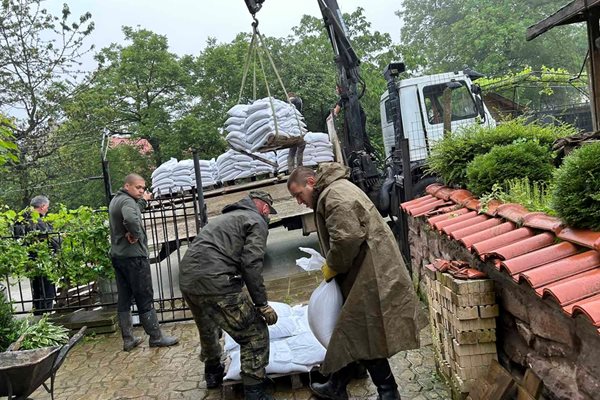 Военнослужещи помагат на бедстващите при наводнението в Берковица Снимка: Министерство на отбраната