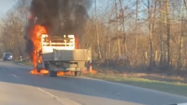 Камион се запали на пътя Варна-Бургас