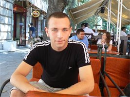 18-годишният Димитър Атанасов от Варна искал да направи нещо значимо в живота си. Когато, сърфирайки в интернет, попаднал на съобщението за нуждаещия се от черен дроб Кристиян, решил, че това е добра възможност.
СНИМКА: ИСКРА СОТИРОВА
