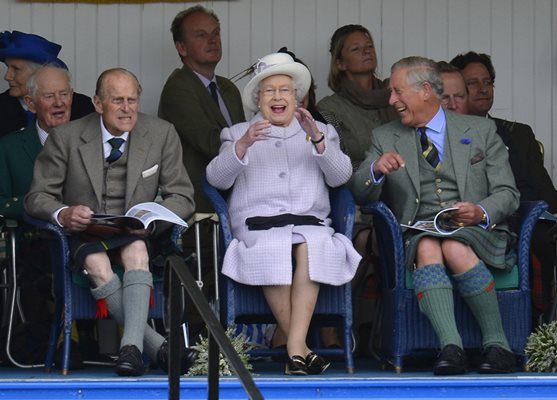 Кралицата се забавлява на традиционните шотландски игри в Бреймър със съпруга си и сина си Чарлз.