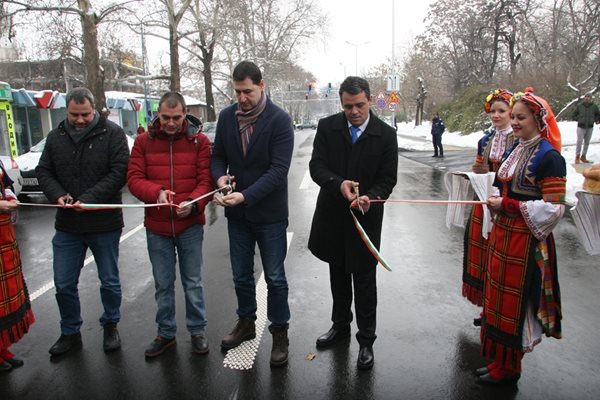 Не мина без рязане на лента.