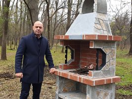Костадин Димитров пред едно от новите барбекюта в парк "Лаута".