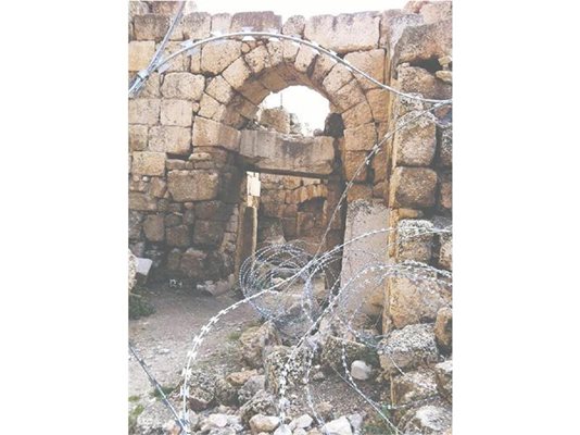 Баалбек, един от най-добре запазените римски градове в Средиземноморието. Намира се в долината Бекаа (Ливан), родно място и на ислямската радикална партия “Хизбула”. Телените мрежи са си телени мрежи…