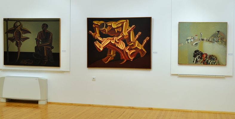 Изложбата включва 30 картини на знакови художници от 70-те и 80-те години на 20 век.