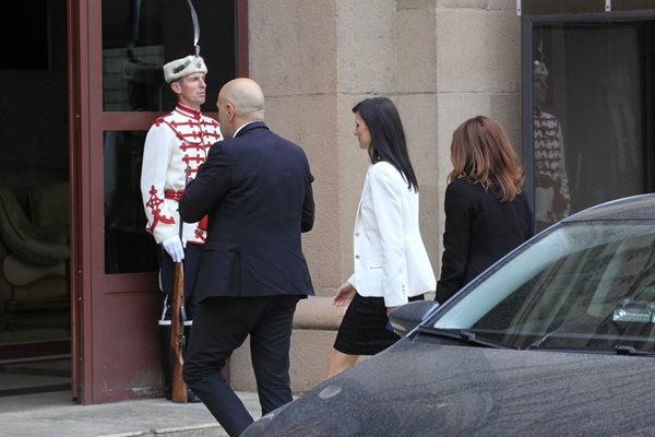 Мария Габриел пристигна в президентството заедно с Томислав Дончев, Десислава Атанасова, Теменужка Петрова